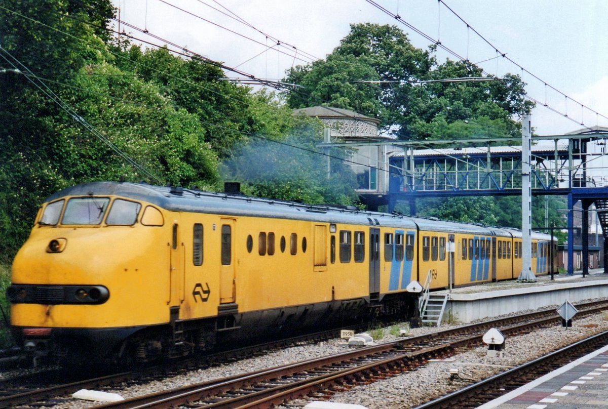 Am 2 November 1994 verlässt NS 134 Arnhem Centraal.