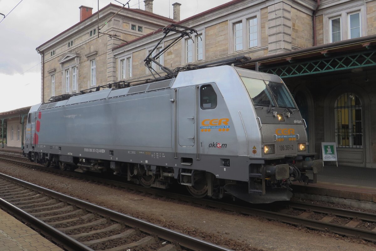 Am 20 Juni 2022 lauft Central European Rail 186 361 um in Decin hl.n.
