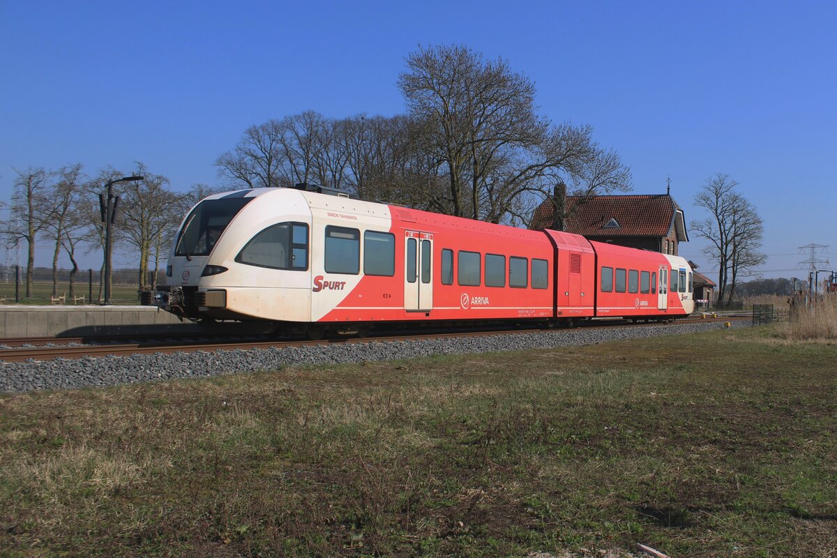 Am 20 März 2025 treft Arriva 254 'SIMON TAHAMATA' als REB Tiel--Arnhem in Hemmen-Dodeward ein. Das Bil wurde vom offenbarer Weg beim Bahnhof gemacht.