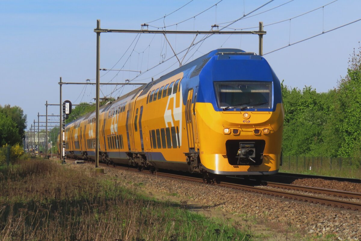Am 23 April 2024 rast 8707 durch Alverna und wird vom hinter ein Gitter fotografiert.