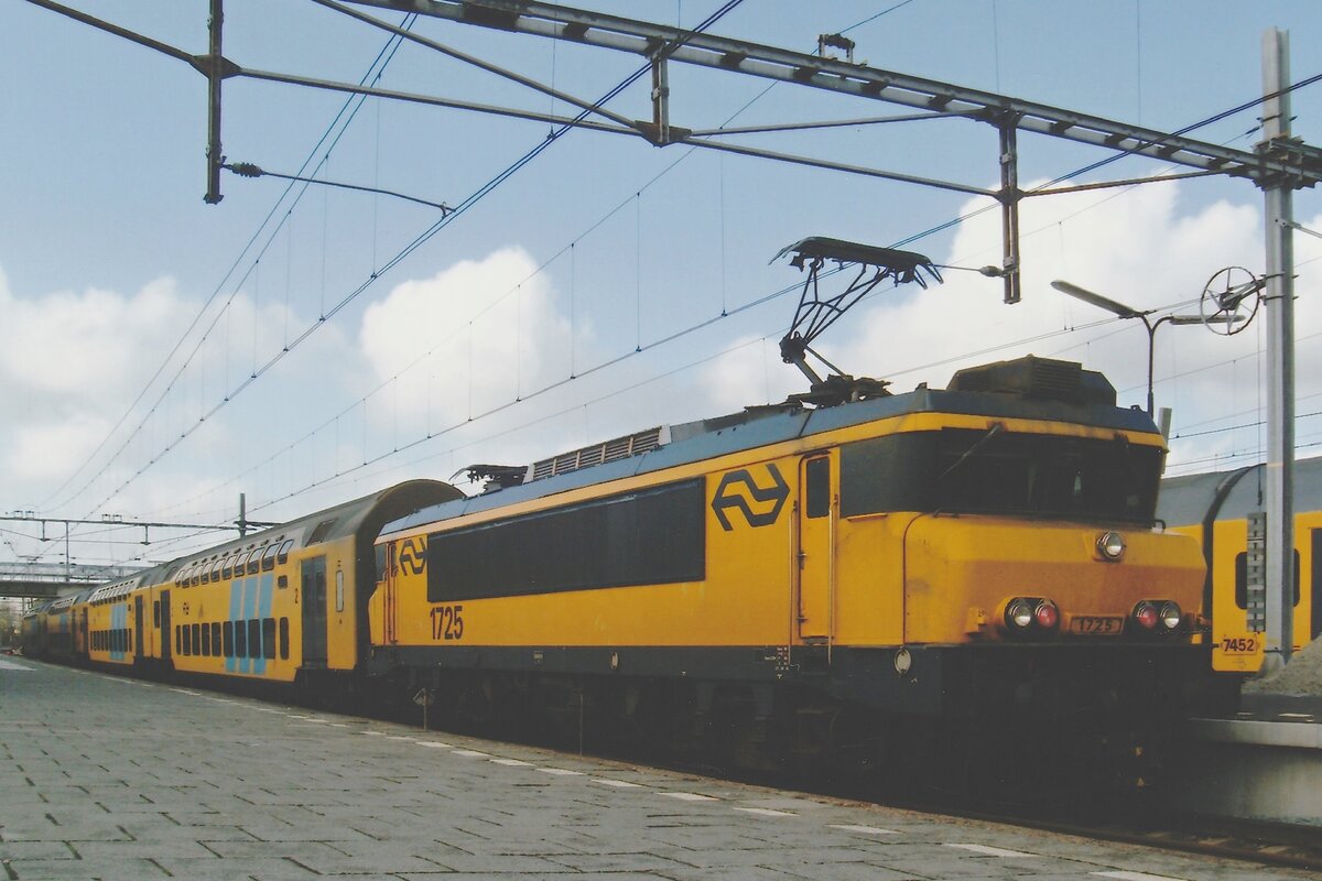 Am 24 Oktober 2009 steht NS 1725 mit ein DoSTo abfahrtbereit in Hoorn.