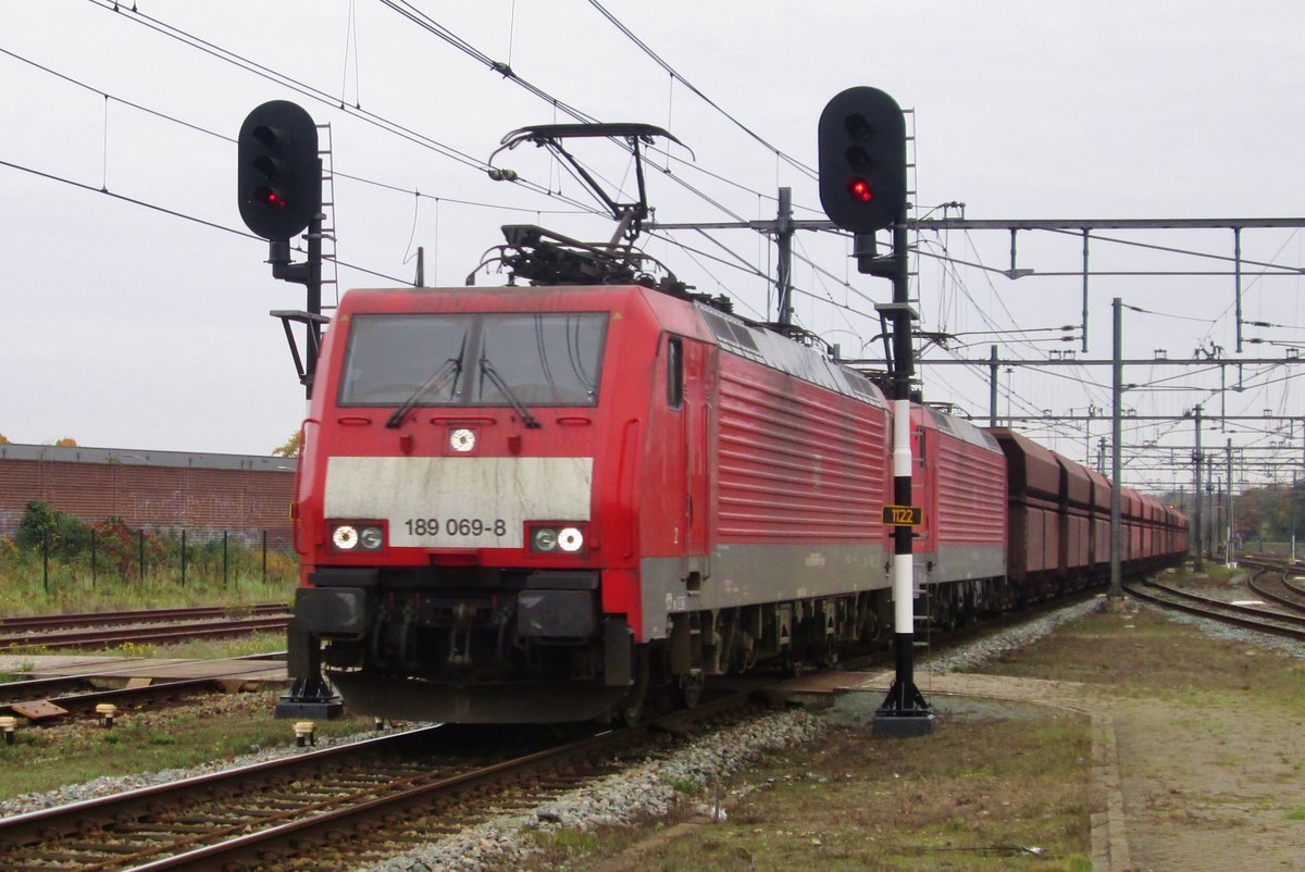 Am 24 Oktober 2015 schleppt 189 069 ein Erzzug durch Boxtel.