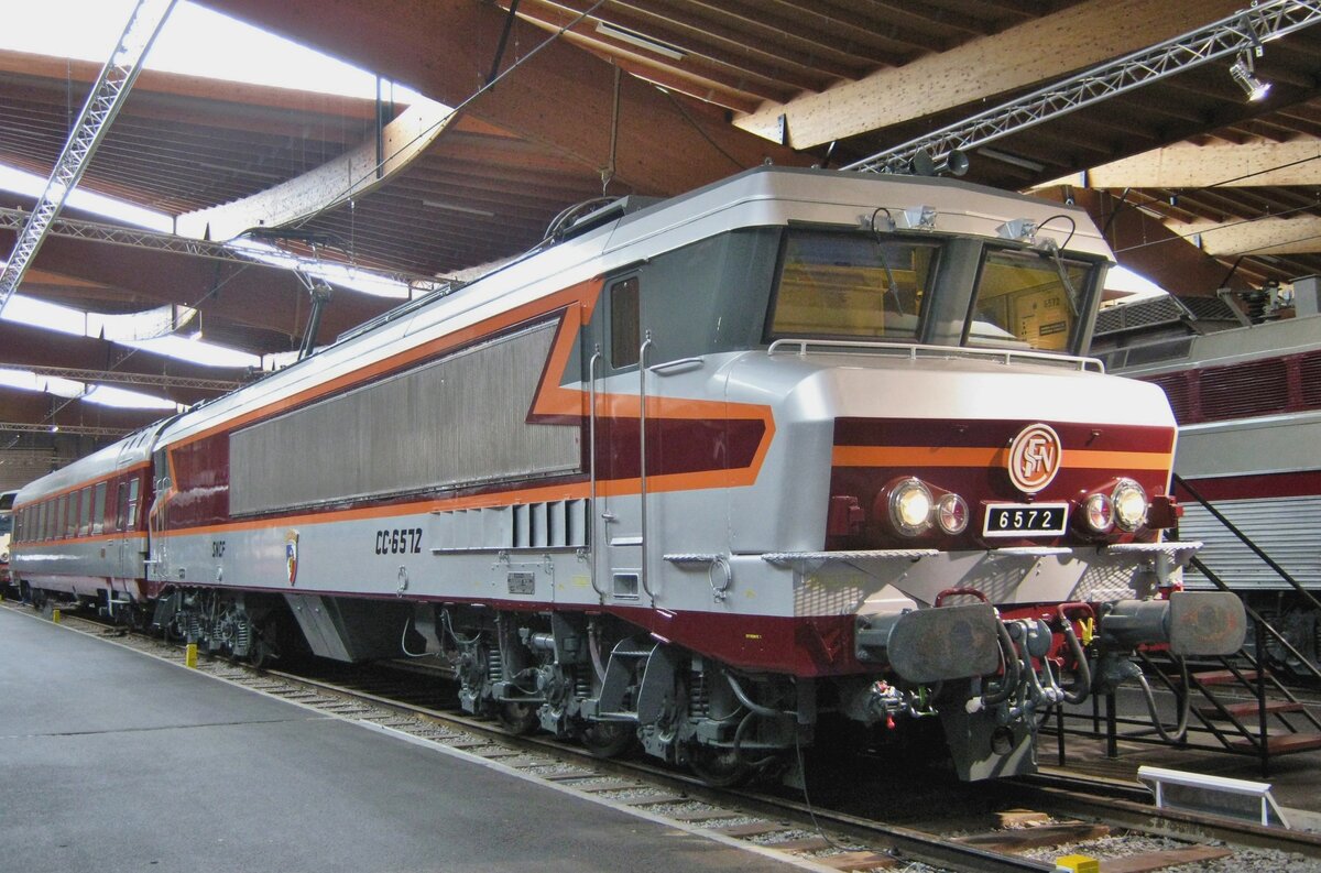 Am 24 September 2010 wurde CC 6572 ins Cité du Train auf den Chip gerettet. Die SNCF Reihe 6500 waren die erste Fransösische Elloks, die 200 km/h gefahren haben und die Fransösische version des TEE Farbenschemas introduzierten.