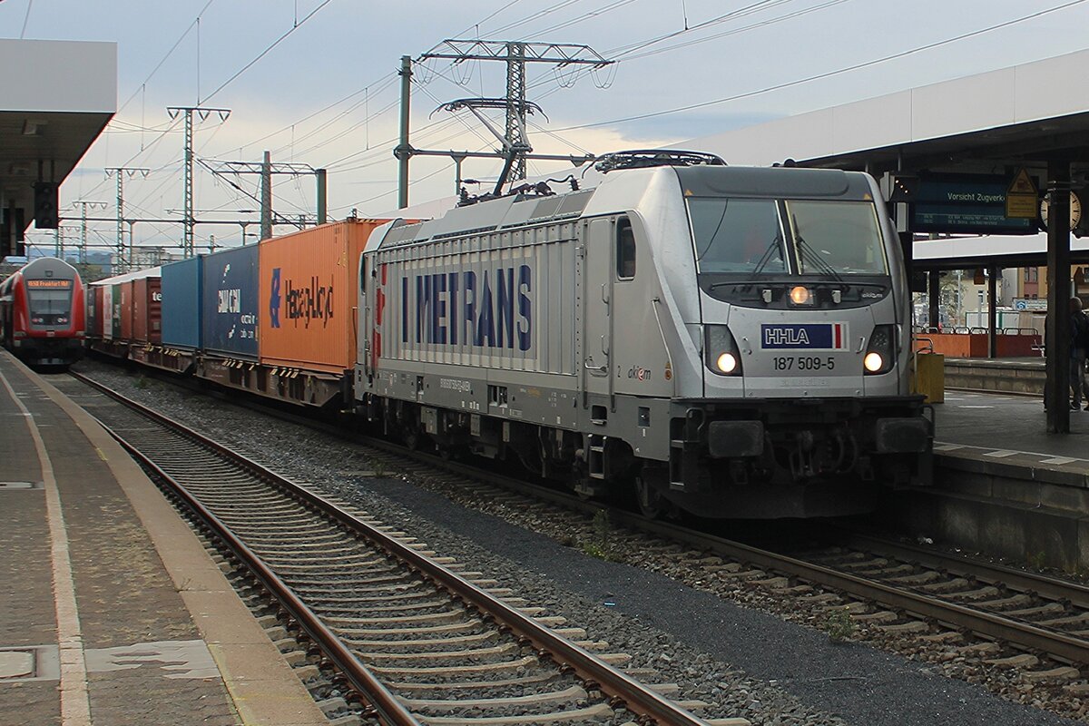 Am 24 September 2025 durchfahrt Metrans 187 507 südwärts der Bahnhof von Fulda.