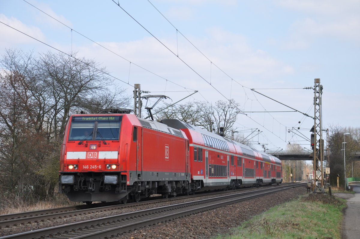 Am 24.03.2018 zog die damals noch verkehrsrote 146 245-6 ihren RE54 nach Frankfurt Hbf aus Maintal Ost heraus und steuert nun ihren nächsten Halt Maintal West an.
Heute ist die 146 245-6 im BahnlandBayern-Farbkleid unterwegs und fährt auch nur noch in Bayern. 