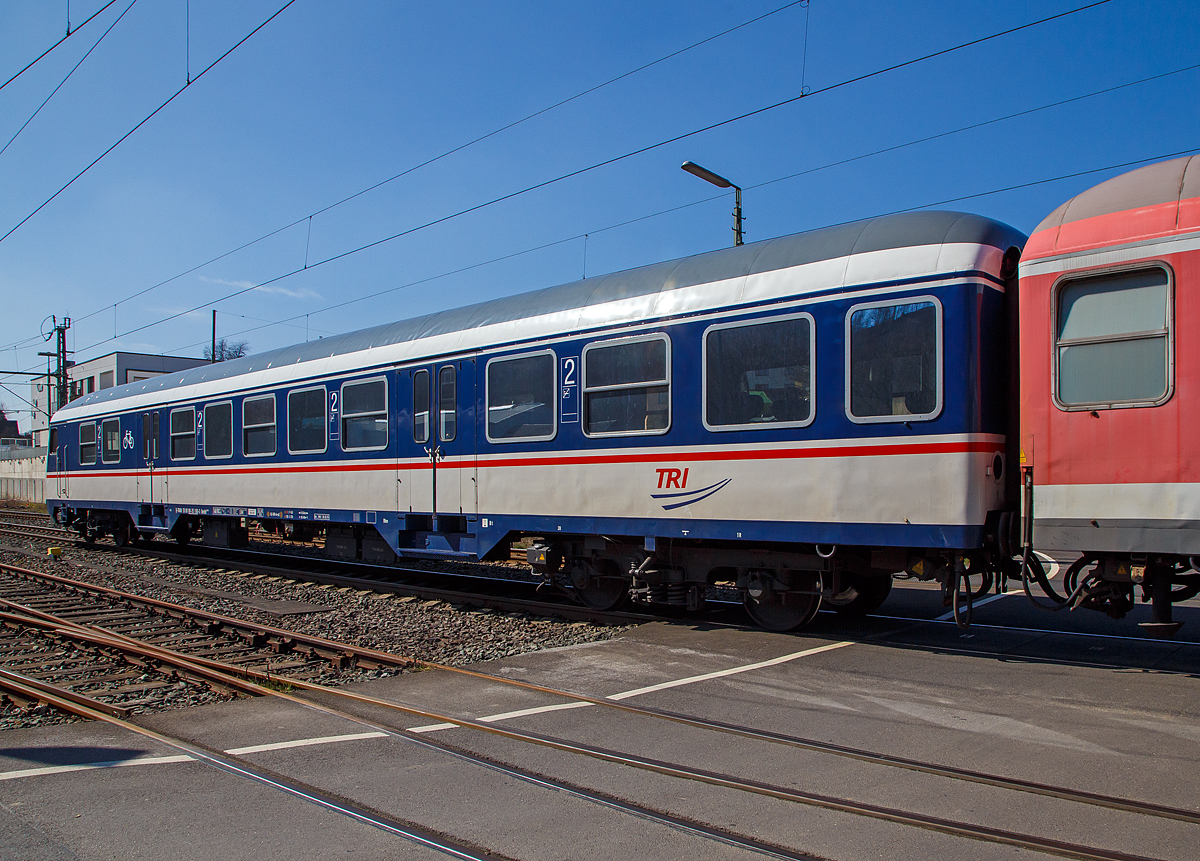Am 24.03.2021 fährt ein National Express Personenzug durch Niederschelden, hier passiert er gerade den Bü 343 (Km 112,183 der Siegstrecke KBS 460). Am Zugschluss der National Express 2.Klasse Nahverkehrs-Steuerwagen mit Wittenberger Kopf und Mehrzweckraum, D-TRAIN 50 80 80-35 190-3 der Gattung Bnrdzf 483.1 (ex BDnrzf 740.2) der TRI Train Rental GmbH.  
Der Wagen wurde 2003 vom AW Werk Delitzsch gebaut.

Die aus scheibengebremsten Steuerwagen der Bauart BDnrzf 739 und 740 umgebauten und mit einem Wittenberger Kopf ausgestatteten Wagen werden überwiegend als Bnrdzf 483 bezeichnet. 
Die bisher verwendeten Führerstände konnten nur entweder mit Diesel- oder Elektroloks eingesetzt werden. Um den Steuerwagen für die jeweils andere Traktionsart nutzbar zu machen, ist ein mehrstündiger Umbau des Führertisches erforderlich. Aus diesem Grund wurde Anfang der 1990er Jahre vom RAW Wittenberge der Prototyp eines neuen modularen Führerstandes entwickelt. Zum Einsatz kommt ein aus GFK vorgefertigtes Wagenkasten-Segment, in dem der mit der Baureihe 111 eingeführte DB-Einheitsführerstand installiert ist. Der Führerraum ist geräumig und übersichtlich gestaltet, zudem hat er seitliche Türen und eine verglaste Rückwand mit Dreh- oder Schiebetür, durch die der Blick vom Fahrgastraum nach vorne auf die Strecke möglich ist. Auf der technischen Seite wurde eine rechnergestützte Steuerung installiert, die den Betrieb sowohl mit der konventionellen Wendezugsteuerung als auch mit der neuen zeitmultiplexen Wendezugsteuerung, sowohl mit Diesel- als auch mit Elektrolokomotiven ermöglicht. Die Betriebsart wird lediglich umgeschaltet, es sind keine Umrüstungen mehr erforderlich. 

Die Wagen werden als „Wittenberger Kopf“ oder „Wittenberge-Steuerwagen“ bzw. „Wittenberger Steuerwagen“ bezeichnet.

TECHNISCHE DATEN des Bnrdzf 483.1 : 
Spurweite: 1.435 mm
Länge über Puffer:  26.400 mm
Wagenkastenlänge:  25.800 mm
Wagenkastenbreite:  2.825 mm
Höhe über Schienenoberkante: 4.050 mm
Drehzapfenabstand: 19.000 mm
Achsstand im Drehgestell:  2.500 mm
Drehgestell Bauart:  Minden-Deutz 432
Leergewicht:  32 t
Höchstgeschwindigkeit:  140 km/h
Bremsbauart: KE-GPR-A -mZ (D) [ep|NBÜ]
Sitzplätze:  76 in der 2. Klasse
Abteile: 2 Großräume 2. Klasse, 1 Mehrzweckraum 
Baujahre: 1995 bis 1995
Bemerkungen: uneingeschränkt dieselloktauglich