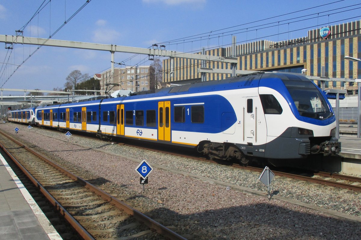 Am 25 M�rz 2018 steht 2210 in Arnhem Centraal.