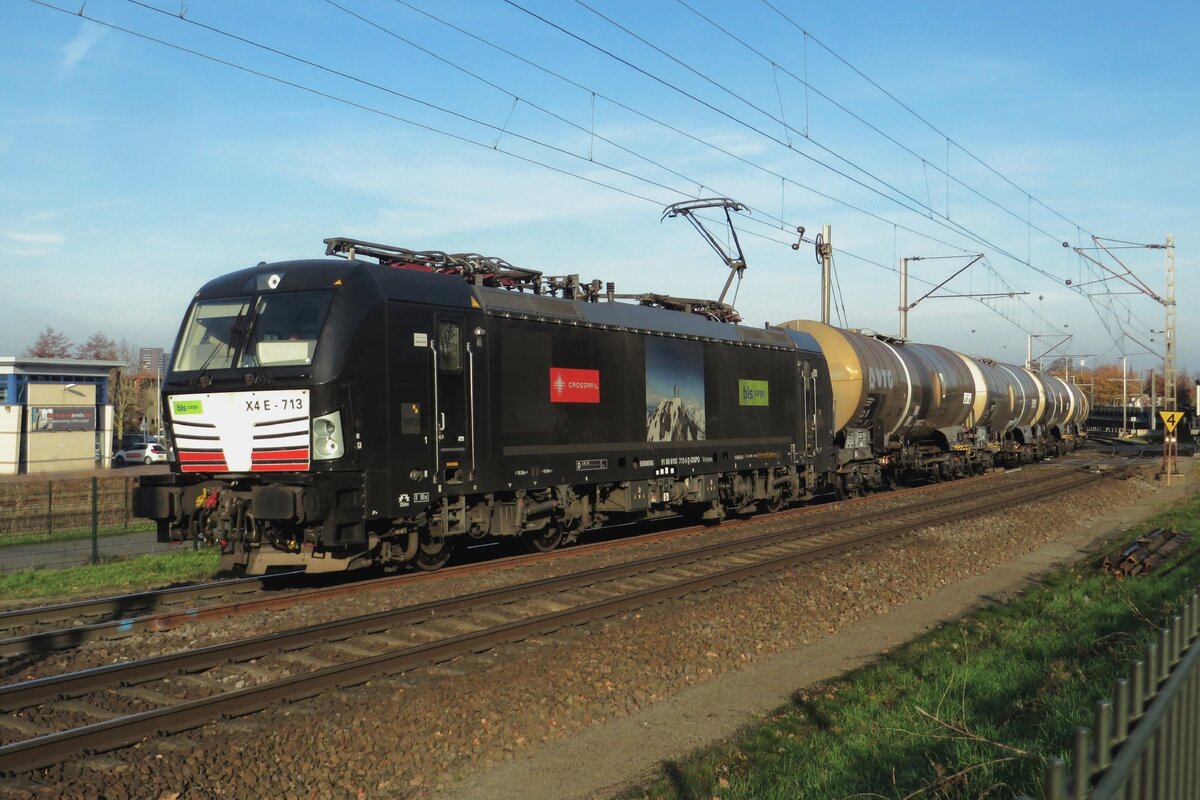 Am 25 November 2020 zieht BLS/XR X4E/193 713 ein umgeleiteter Kesselwagenzug durch Venlo-Vierpaardjes nach K�ln und Basel.