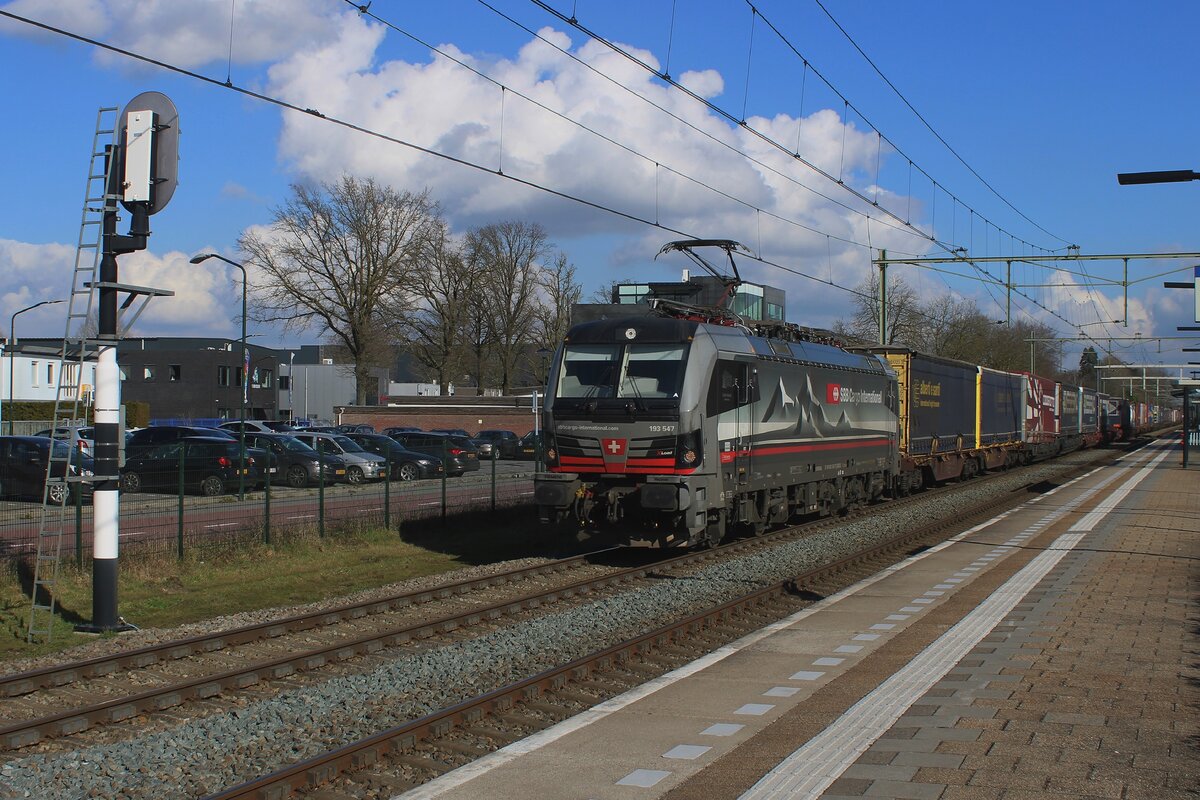 Am 26 Februar 2025 durchfahrt ein umgeleiteter KLV mit SBBCI 193 547 Oisterwijk.