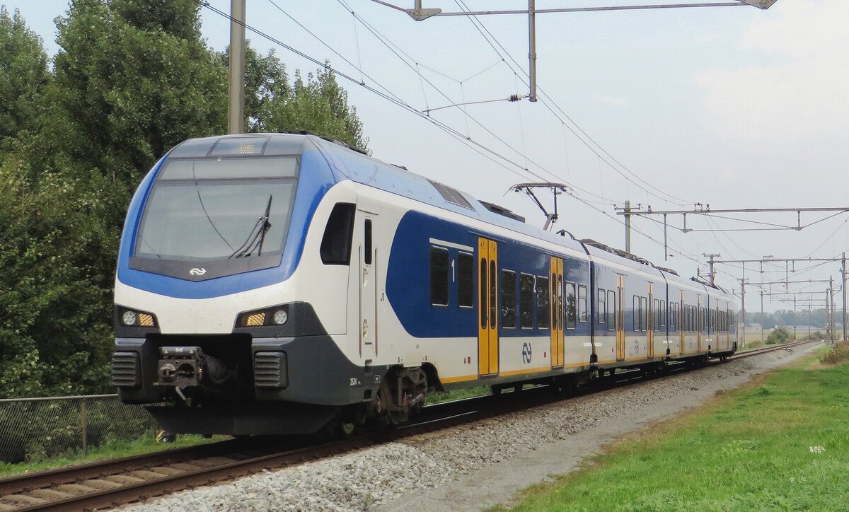 Am 26 September 2021 naht NS 2524 der Edith-Br�cke �ber die Maas bei Niftrik.