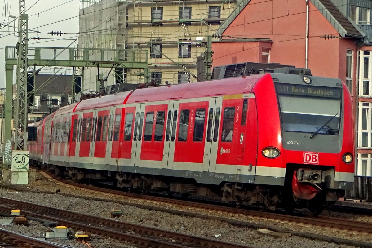 Am 28 Dezember 2019 legt sich 423 753 in K�ln Hbf in die Kurve.