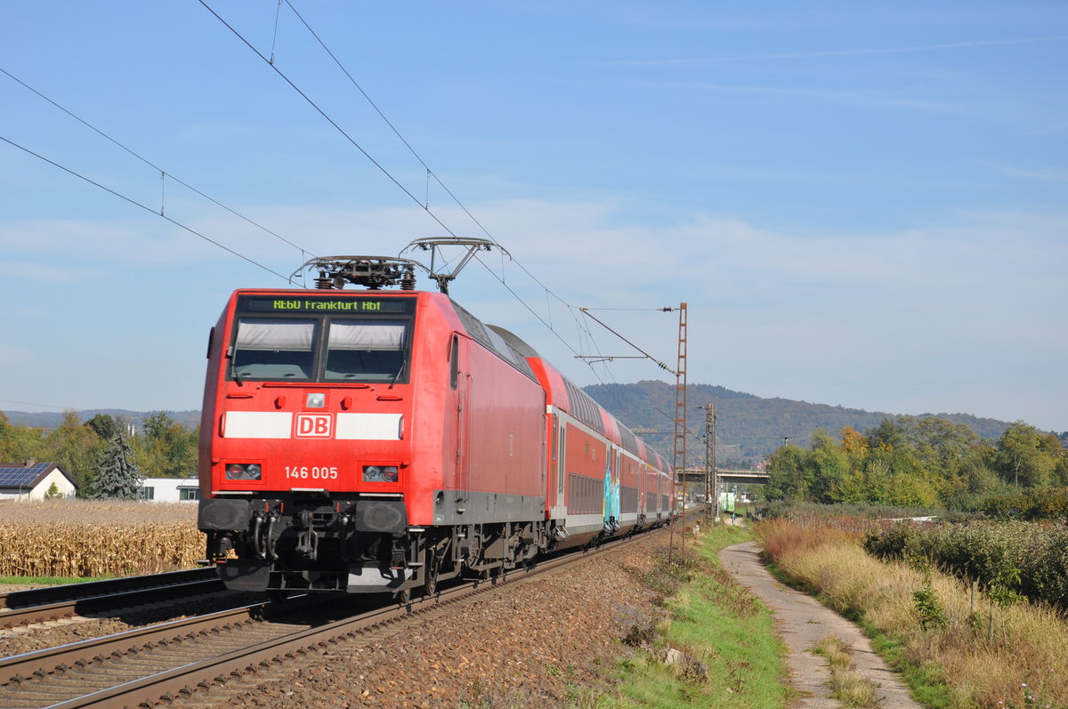 Am 28.10.2017 schob 146 005 den RE60 (4656) nach Frankfurt (Main) Hbf und durchfährt in Kürze den Haltepunkt Weinheim-Lützelsachsen.
Mittlerweile ist der RE60 komplett auf Triebzüge der Baureihe 446 umgestellt.