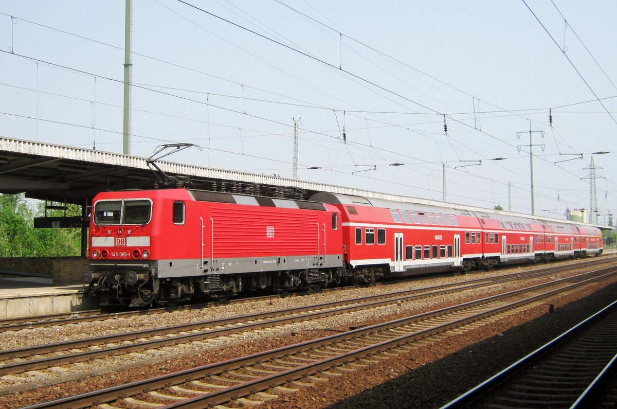 Am 29 April 2011 wartet 143 065 auf die Weiterfahrt in Berlin-Sch�befeld Flughafen. 