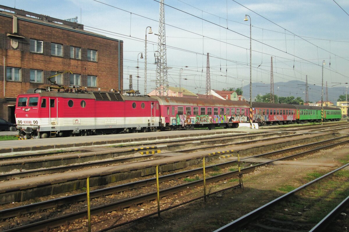 Am 29 Mai 2015 hat ZSSK 363 147 mit deren Osobni Pause in Zilina.