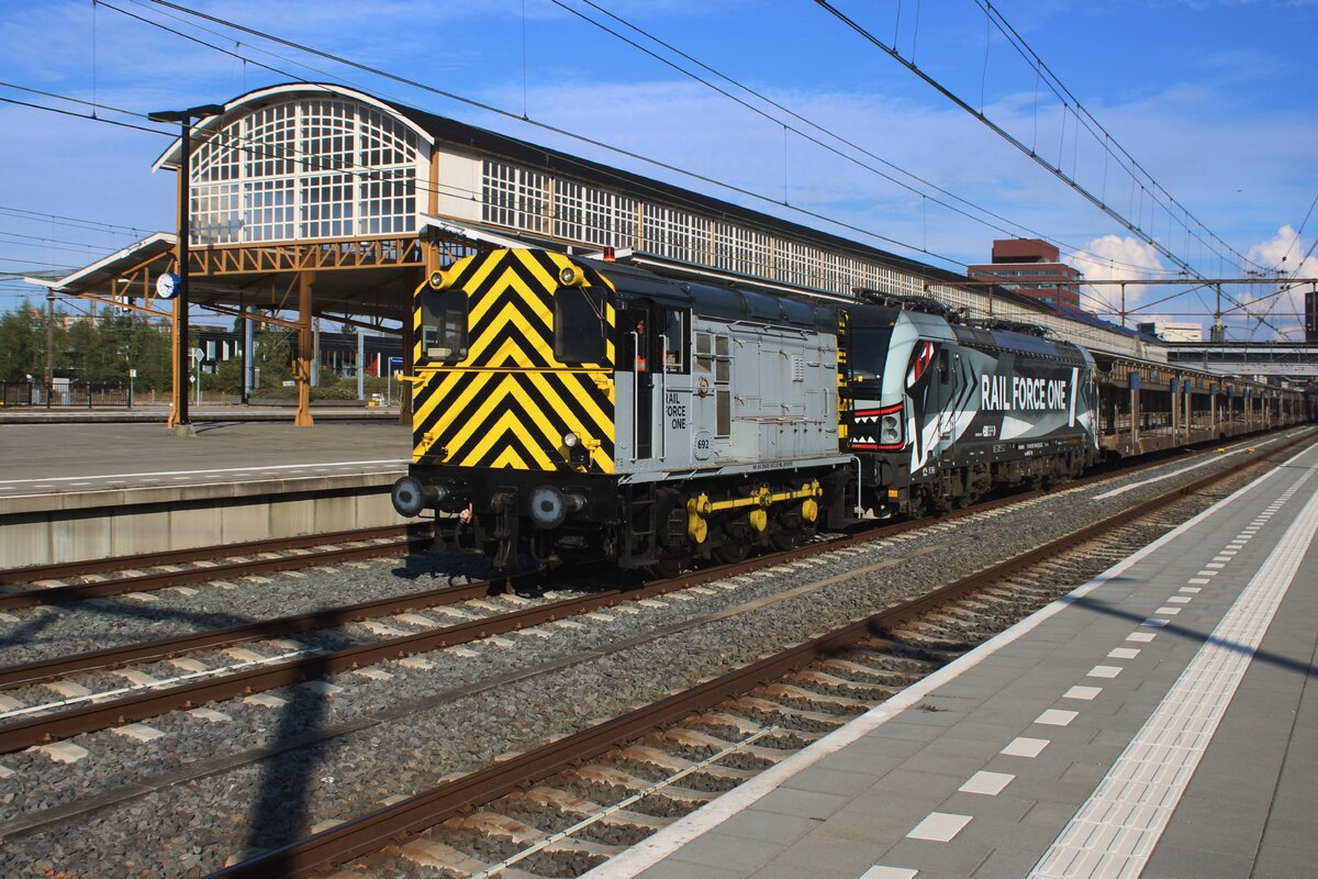 Am 30 September 2025 schleppt RFO 692 ein BLG Autozug aus Pon durch Amersfoort Bahnhof.