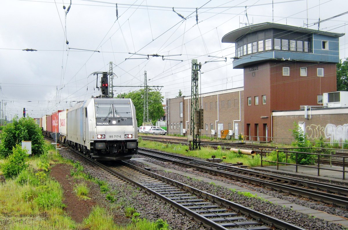 Am 31 Mai 2012 durchfahrt 185 717 Celle. 