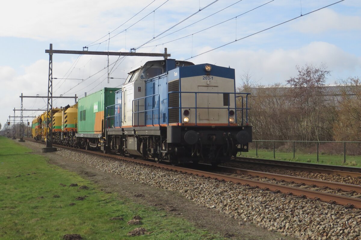 Am 4 Februar 2023 wurde Volker Rail 203-1 samt Gleisbauzug bei Alverna mit etwas Froschperspektiv vom hinter ein Zaum fotografiert.