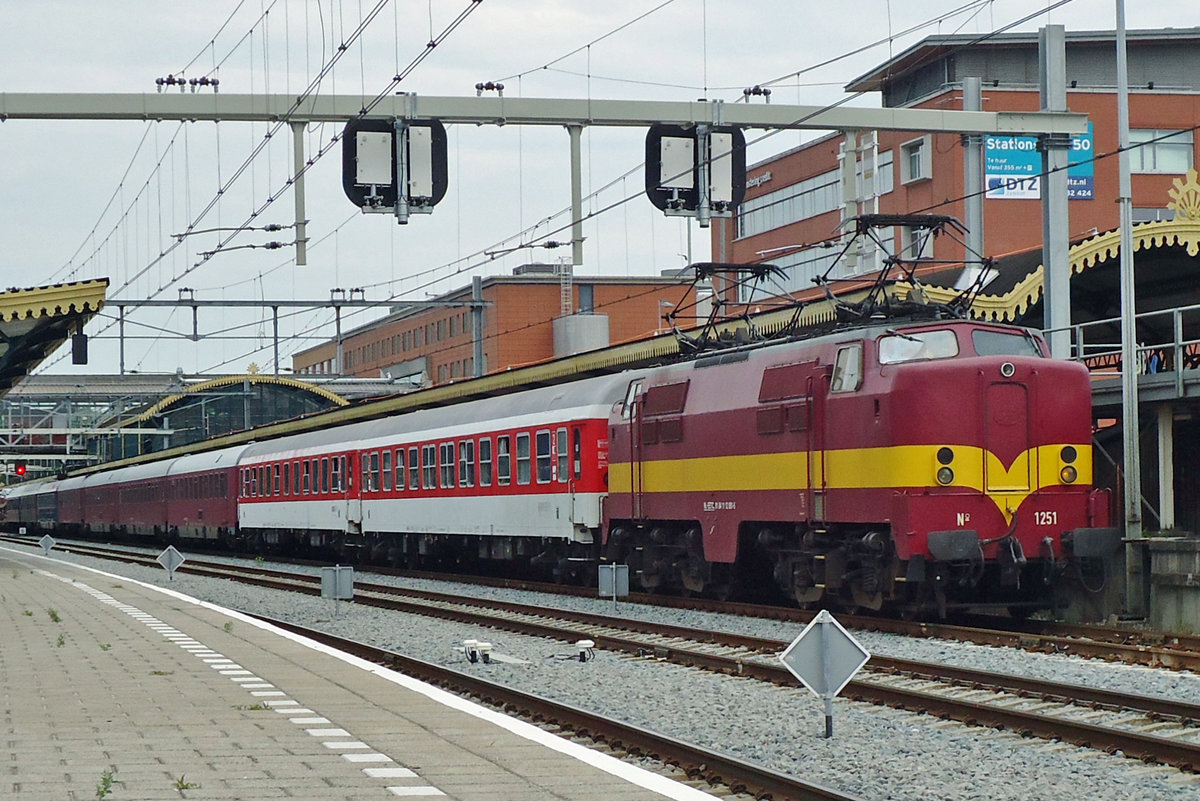 Am 4 Juli 2014 steht EETC 1251 mit der 1. von drei Nachtz�ge in 's-Hertogenbosch.