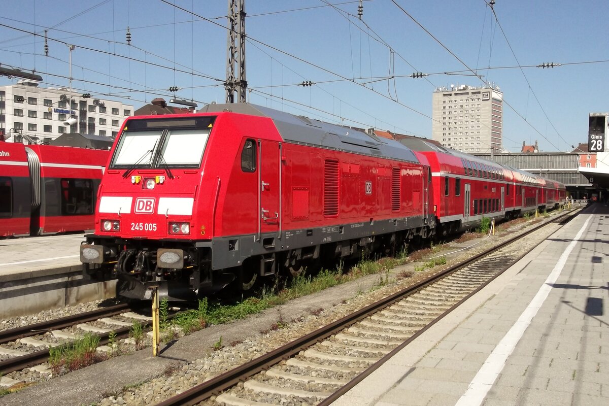 Am 4 Juni 2015 steht 245 005 in München Hbf.