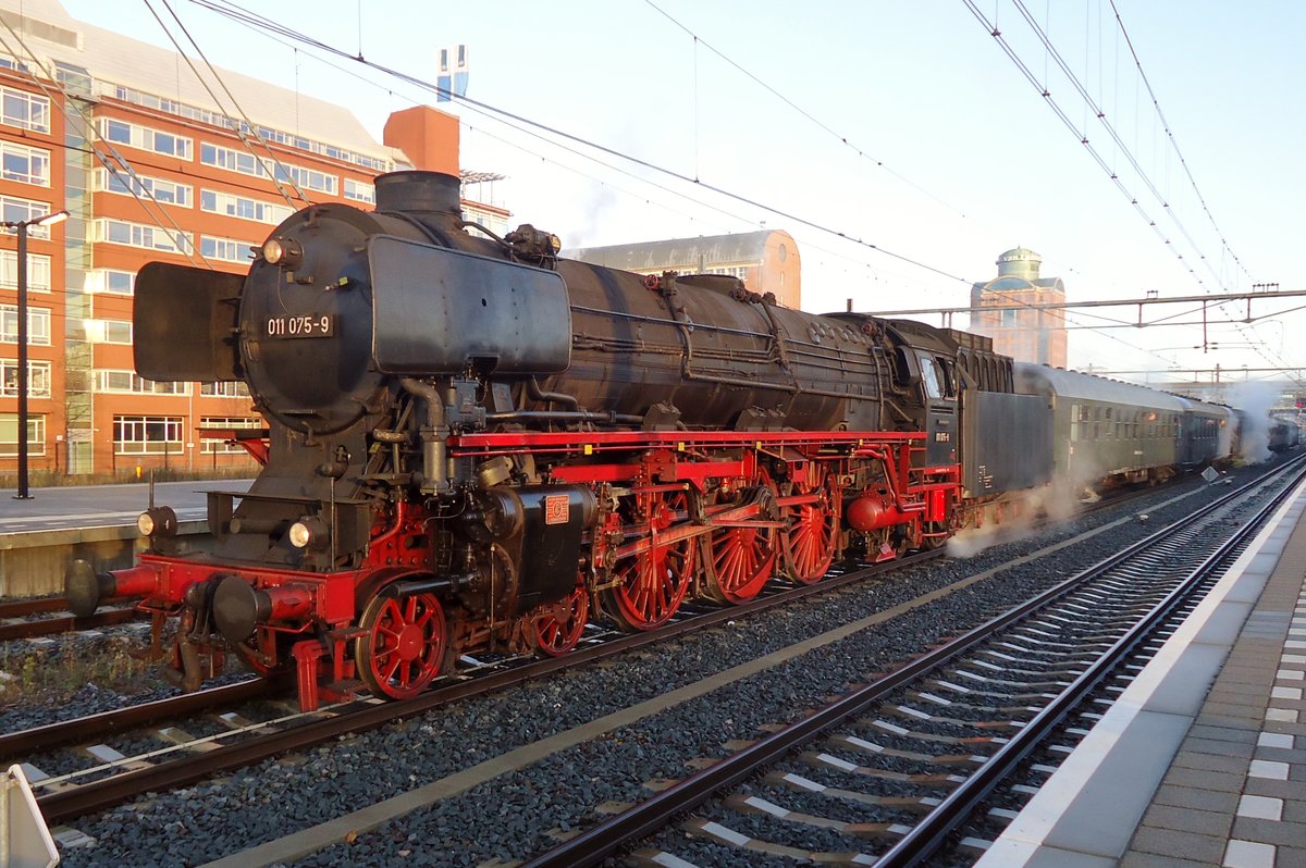 Am 5 Dezember 2014 posiert ein SSN-Sonderzug mit 011 075 in 's-Hertogenbosch. 