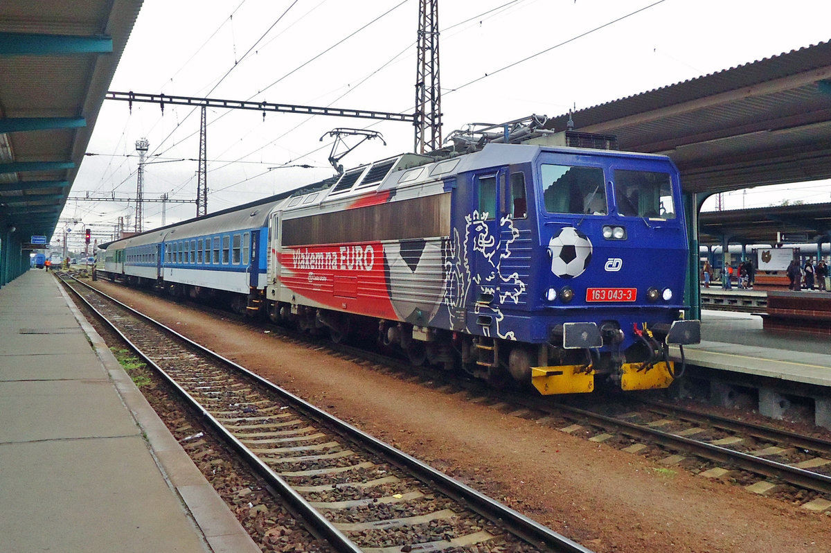 Am 5 Juni 2013 macht 163 043 in Pardubice hl.n. noch immer Werbung für das UEFA-2012 EM.
