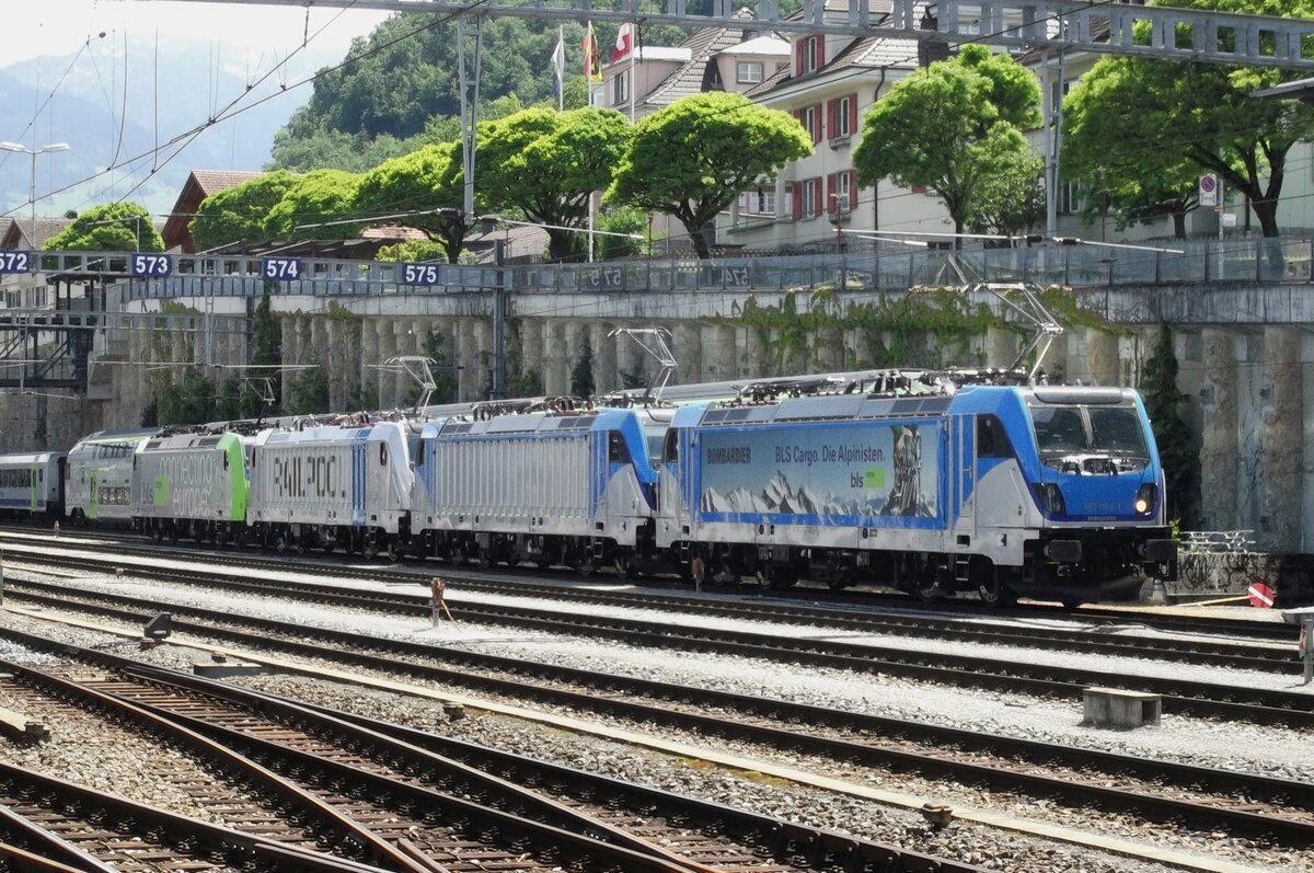 Am 5 Juni 2014 pr�sentiert sich in Spiez ein Lokzug mit 187 002 an der Spitze.