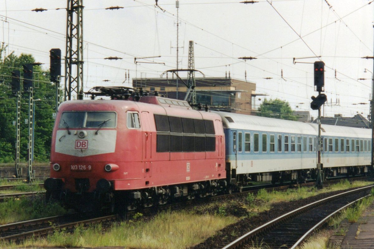 Am 5 November 1999 meldet sich in Mönchengladbach Hbf ein IR-Klassiker mit 103 126. 