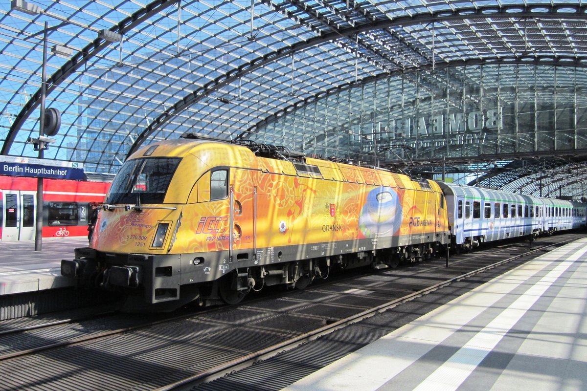 Am 6 Juni 2013 ist 370 009 die letzte Polentaurus mit UEFA-2012 Werbung und steht hier in Berlin Hbf.