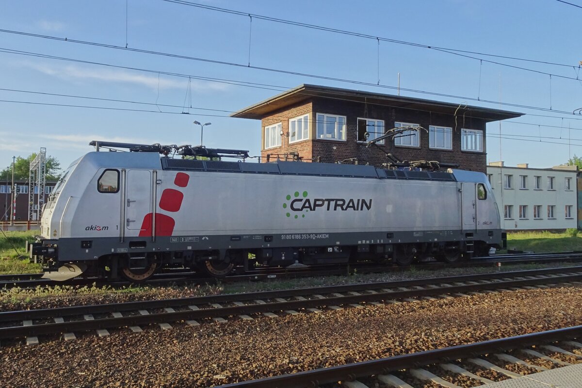 Am 6 Mai 2024 lauft ins letzten Tageslicht CapTrain Polska 186 353 um in Rzepin.
