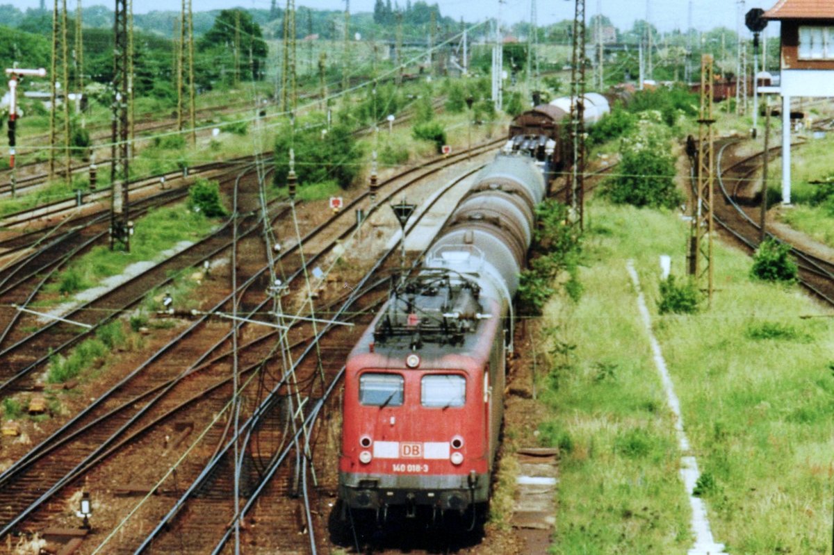 Am 6 September 2007 durchfahrt 140 018 Halle (Saale) Gbf. 