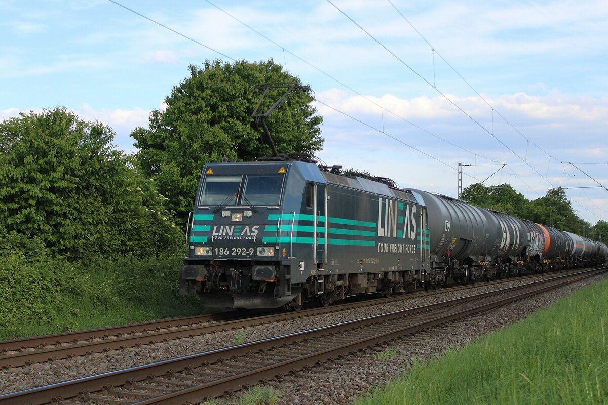 Am 8 Mai 2025 schleppt Lineas 186 292 ein Kesselwagenzug durch Kaarst-Broicherheide.