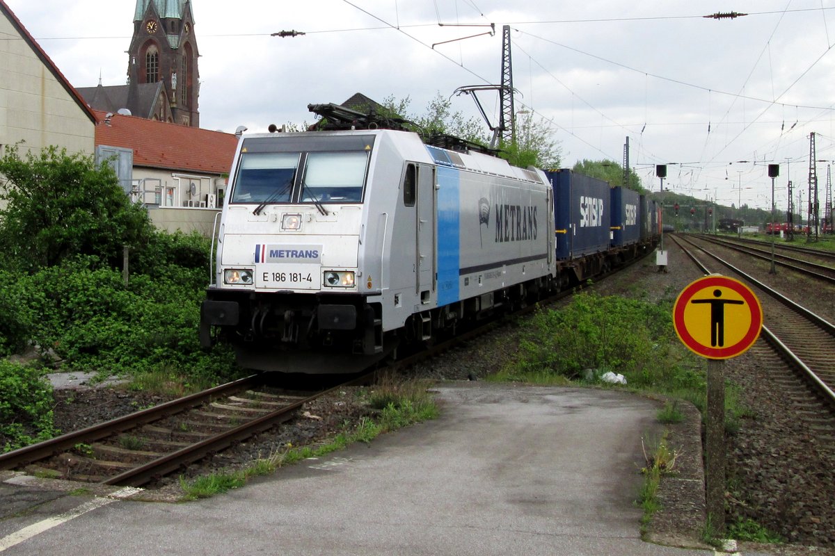 Am 9 April 2014 durchfahrt Metrans 186 181 mit deren KLV Oberhausen Osterfeld S�d.