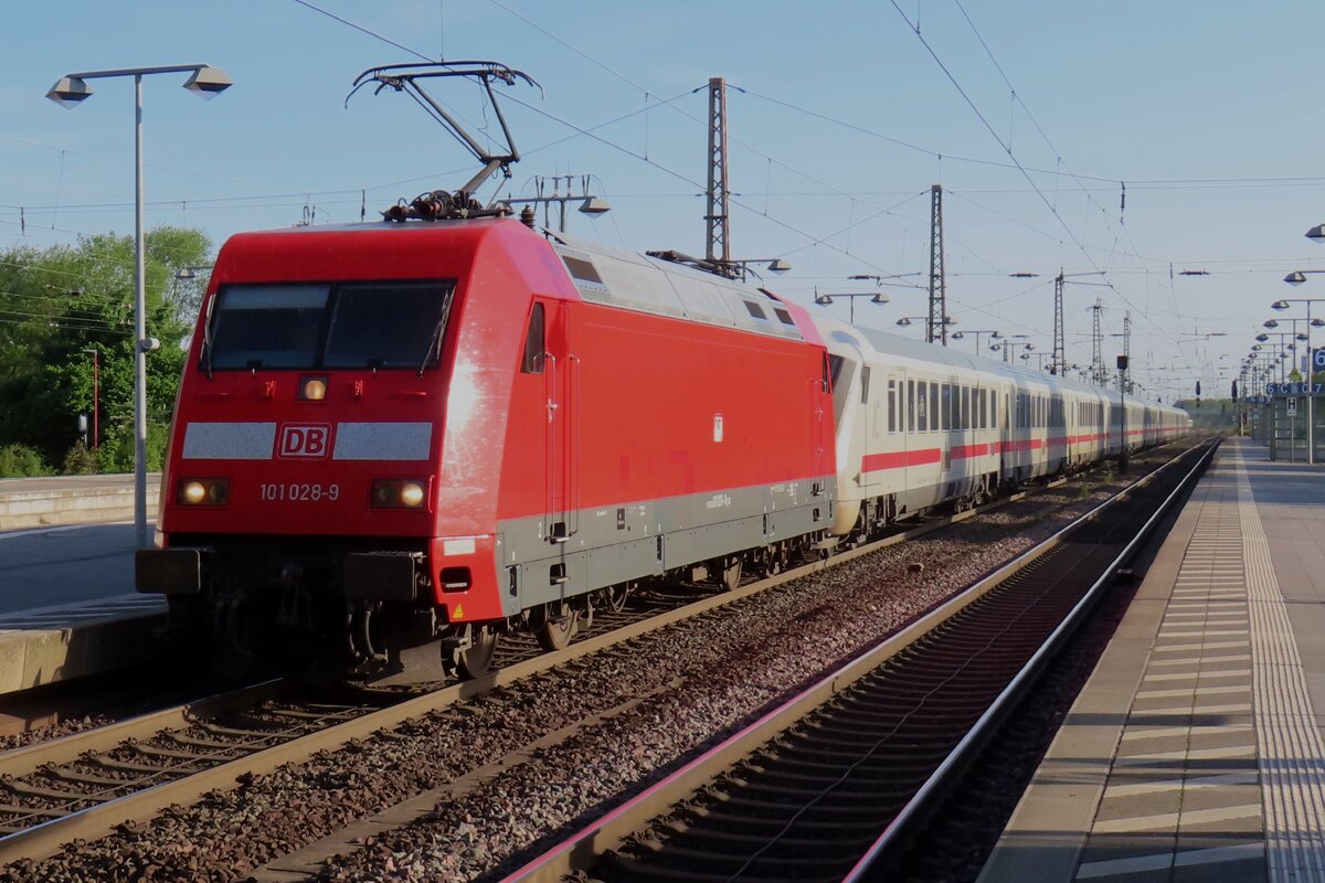 Am Abend von 1 Mai 2024 treft 101 028 mit ein IC nach Hamburg-Altona in Celle ein. Einst normal sind die ICs mit IC-1 Wagen auch in Celle eher einer Rarit�t geworden...