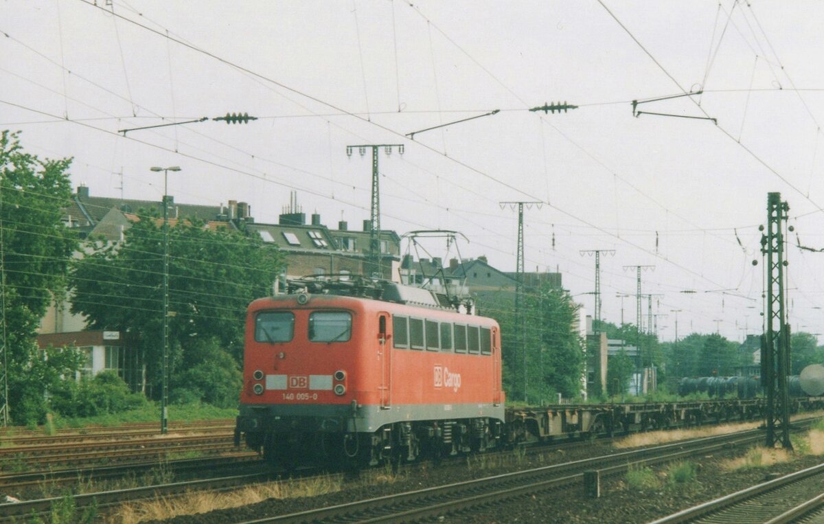 Am Abend von 21 Mai 2005 durchfahrt 140 005 samt Mischguterzug K�ln West.