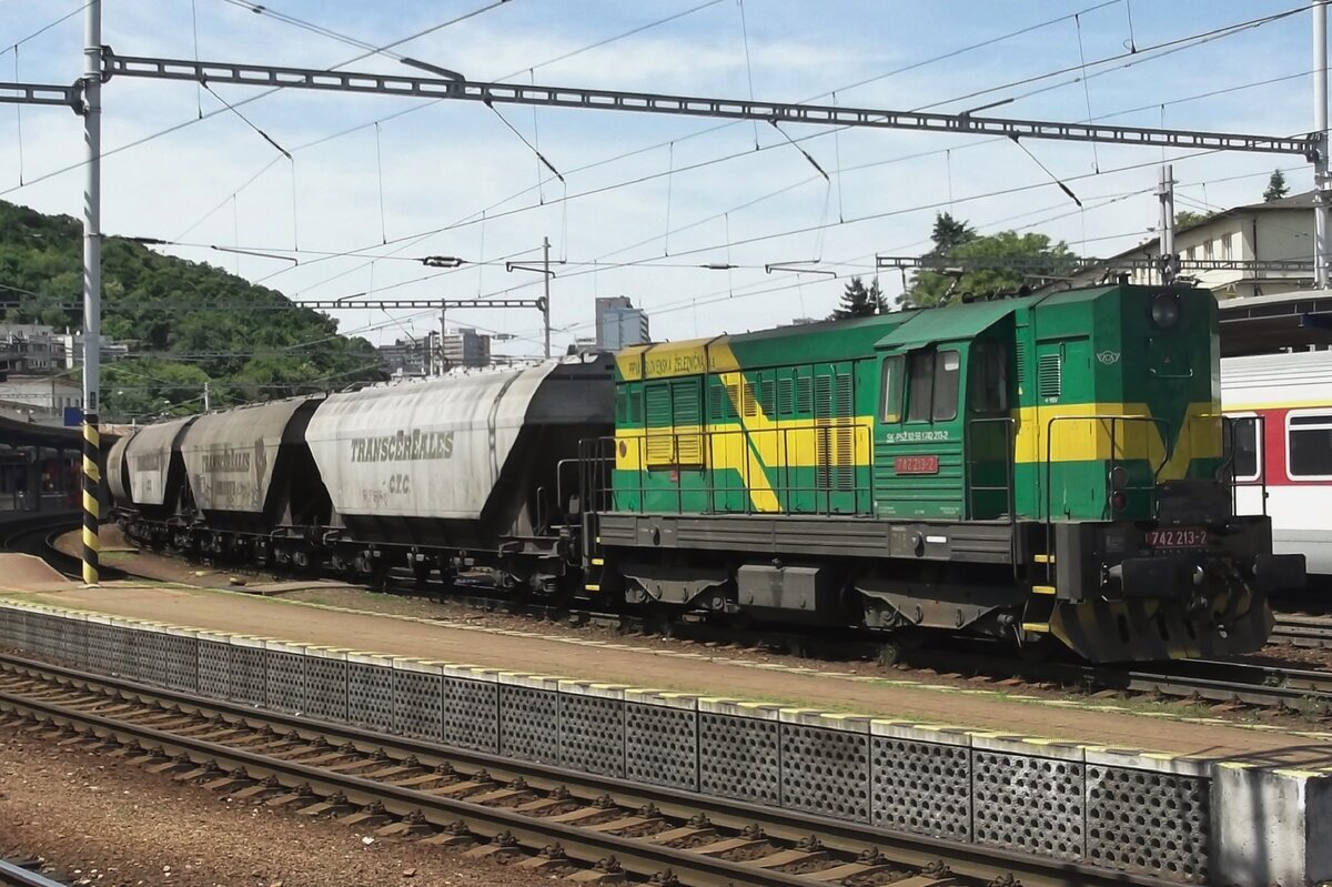 Am Ende einer PSZ Getreidezug schiebt 742 213 mit beim Passage durch Bratislava hl.st. am 31 Mai 2015.
