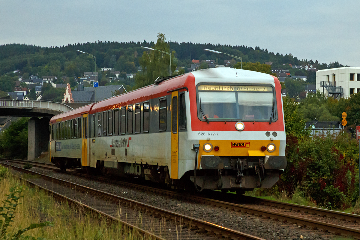 
Am frühen Abend (18:40 Uhr) des 26.09.2015 fährt der Dieseltriebzug 628 677-7 / 928 677-4 der Westerwaldbahn (WEBA),  als RB 96  Hellertalbahn  die Verbindung Betzdorf/Sieg - Herdorf - Neunkirchen - Haiger, hier hat er gerade den Bahnhof Betzdorf/Sieg verlassen.