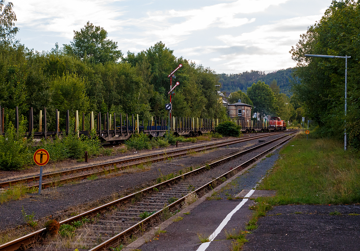 
Am frühen Abend des 20.08.2020 im Bahnhof Herdorf:
Nun hat die WLE 53  Kreis Soest  (92 80 1275 505-6 D-WLE), eine MaK G 1206 der Westfälische Landes-Eisenbahn GmbH aus Lippstadt, mit ihrem leeren Güterzug (Schwerlastwagen), auf Gleis 4 Hp 2 – Langsamfahrt (max. 40 km/h) und sie kann via Betzdorf (Sieg) ihre Heimreise fortsetzen. 
Schlecht im Bild zu erkennen, am Stellwerk Herdorf Fahrdienstleister (Hf) schaut der Fahrdienstleister  aus dem geöffneten Fester sich den Zug bei der Vorbeifahrt an, ob am Zug alles in Ordnung ist. 
