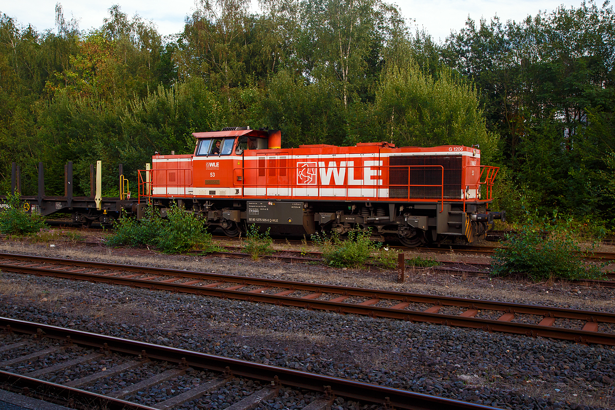 
Am frühen Abend ist sie dann in Herdorf: Die WLE 53  Kreis Soest  (92 80 1275 505-6 D-WLE), eine MaK G 1206 der Westfälische Landes-Eisenbahn GmbH aus Lippstadt, steht am 20.08.2020 mit ihrem leeren Güterzug (Schwerlastwagen) im Bahnhof Herdorf, wo sie Hp 0 hat und die RB 96 der HLB abwarten muss. 