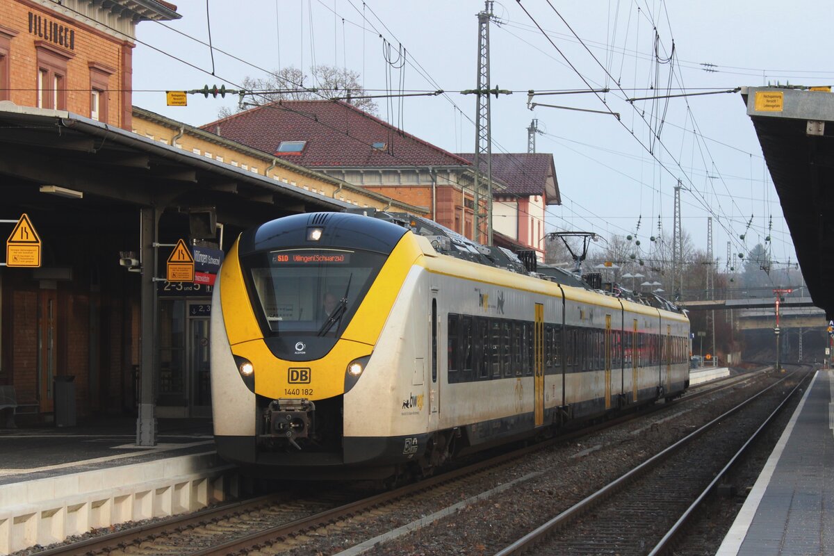 Am fr�hen Morgen von 15 Februar 2024 steht DB 1440 182 in Villingen mit ein RB nach freiburg (Breisgau) �ber Titisee.