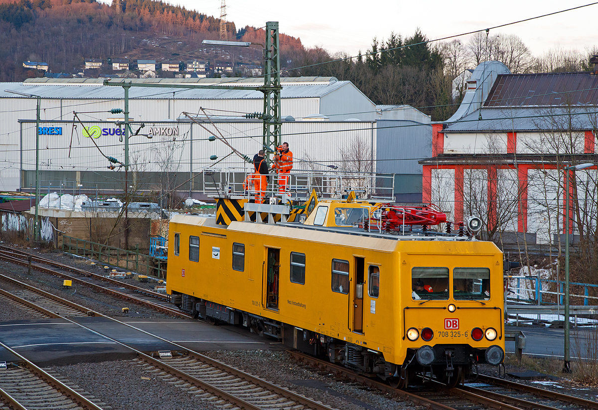 
Am frühen Morgen des 13.02.2018 hatte ein Lkw alle vier Oberleitungen am Bahnübergang Charlottenhütte (an der Siegstrecke) in Niederschelden beschädigt. Die Bahnstrecke zwischen Siegen und Brachbach war den ganzen Tag gesperrt, für diesen Notfall waren zwei Turmtriebwagen bzw. Instandhaltungsfahrzeuge für Oberleitungsanlagen (IFO) der DB Netz AG den ganzen Tag dort für die Reparaturarbeiten im Einsatz.

Hier der Oberleitungsrevisionstriebwagen (ORT) 708 325-6, ex DR 188 325-5, der der DB Netz AG. Der ORT 708 325-6 wurde 1990 von der Waggonbau Görlitz unter der Fabriknummer 20300/9 und als 188 325-5 an die DR geliefert

Die als Baureihe 708.3 der Deutschen Bahn (DB)  bezeichneten Fahrzeuge stammen noch aus der Entwicklung der DR kurz vor der deutschen Wiedervereinigung. Sie sind die dritte Generation von Oberleitungsrevisionstriebwagen (ORT) der DR und wurden als Baureihe 188.3 der Deutschen Reichsbahn (DR) gebaut.

Durch die fortschreitende Elektrifizierung in der DDR wurde es Mitte der 1980er-Jahre notwendig, ein neues Fahrzeug zur Wartung und Störungsbehebung an Oberleitungsanlagen zu beschaffen, um die älteren ORT-Baureihen 188.0 und 188.2 zu ergänzen und längerfristig zu ersetzen. So entwickelte die VES Versuchs- und Entwicklungsstelle Maschinenwirtschaft Halle, der VEB Waggonbau Görlitz und das RAW Wittenberge ein komplett neues Fahrzeug. Auf der Leipziger Frühjahrsmesse 1987 wurden schließlich die Prototypen 188 301 und 188 302 vorgestellt und anschließend bei den Bahnstromwerken Dresden und Halle eingehend getestet. Diese Tests zeigten die prinzipielle Eignung und kleine Unzulänglichkeiten, die nicht die Gesamtkonstruktion betrafen. Nun begann die Serienfertigung mit der Ablieferung des 188 303 am 27. Juni 1989 an die DR. Ihm folgten bis Dezember 1991 34 weitere Fahrzeuge, die auf dem gesamten Gebiet der DDR stationiert wurden. Geplant war, 50 Triebwagen zu beschaffen, was durch die deutsche Wiedervereinigung verhindert wurde. Es wurden kleinere Fahrzeuge bevorzugt, die einen separaten Antrieb für die Arbeitsfahrt besitzen. Ab August 1991 wurden die restlichen fünf Fahrzeuge direkt mit der Nummer nach DB Schema 708.3 und in einem leicht geänderten Farbton abgeliefert. Es sind nicht mehr alle Fahrzeuge im Bestand der DB Netz AG. Einige wurden im AW Wittenberge verschrottet und einige wurden z-gestellt, außerdem wurde der Prototyp 708 302 an die Firma Siemens verkauft. Alle Fahrzeuge, die sich im Bestand der DB Netz Notfalltechnik befinden, sind im gesamten Bundesgebiet anzutreffen.

Konstruktion und Aufbau
Der kantige Wagenkasten ist eine Schweißkonstruktion, die über die gesamte Fahrzeuglänge reicht. Zu betreten ist der Triebwagen über zwei versetzt angeordnete nach innen öffnende Türen an jedem Ende und über zwei Doppelschiebetüren in der Fahrzeugmitte. Diese führen in den großen Werkstattraum. An jedem Wagenende befindet sich ein Führerstand. Diese sind nach DR üblichen ergonomischen Grundsätzen gestaltet. 

Vom Führerstand I geht es direkt in den Werkstattraum, in dem sich diverse Werkzeuge, Ersatzteile, die Hydraulik für die Hubarbeitsbühne und der Dom befinden. Dieser ist über eine Treppe zu betreten und ermöglicht die Beobachtung des Fahrdrahtverlaufs an dem Messstromabnehmer VS H4. Hier ist über eine zweite Treppe der Ausstieg aufs Dach möglich. Die Ausstiegstüren lassen sich nur öffnen, wenn der Bügel am Fahrdraht anliegt und über einen Erdungsschalter bahngeerdet ist. In der Fahrzeugmitte befinden sich die beiden seitlichen Schiebetüren zum Ein- und Ausladen von sperrigen Gütern. Dafür ist dort ein Ladekran an der Decke angeordnet, welcher eine maximale Tragkraft von 300 kg hat und sich nach draußen verschieben lässt. Am Dom vorbei schließen sich der Schrank für die PZ 80R und der Waschraum an, der bis zum 188 330 über Waschbecken und Toilette verfügte. Danach war nur noch ein Waschbecken vorhanden. Die Toilette ist in offener Bauweise ausgeführt. Am WC vorbei führt eine Tür in den 3,6m langen Aufenthaltsraum, in dem sich ein Tisch und zwei Bänke befinden. Außerdem ist hier eine kleine Küchenzeile mit Kühlschrank, Spülbecken und Kochgelegenheit eingerichtet. Dem Aufenthaltsraum schließt sich der Führerraum II an, welcher größtenteils dem Führerstand I entspricht. Hier ist die Erdungsvorrichtung für den Stromabnehmer an der Decke der Beimannseite vorhanden. Auf dem Dach befindet sich über dem Werkstattraum die 6.290 mm lange Hubarbeitsbühne, welche hydraulisch 2 m angehoben und gedreht werden kann, außerdem noch eine 4.400 mm lange feste Bühne. Somit besteht eine nutzbare Arbeitsfläche von 17,7 m². Am anderen Wagenende befindet sich der Mess- und Erdungsstromabnehmer VS H4. Dieser ist im Anpressdruck stufenweise einstellbar und besitzt eine Skala, um den Zickzack-Lauf der Fahrleitung zu kontrollieren. Des Weiteren befinden sich auf dem Dach mehrere Suchscheinwerfer und Leuchtstofflampen zur Arbeitsfeldbeleuchtung.

Antrieb und Technik
Alle Triebwagen verfügten ursprünglich über einen Unterflur eingebauten 6-Zylinder-Dieselmotor aus dem Motorenwerk Roßlau/Elbe der Bauart 6 VD 18/15 AL2 HRW 123. Dieser überträgt seine Kraft über Kardanwellen und ein Wandlergetriebe vom Typ GS 20/4,2 (Anfahr- und Marschwandler) an ein Achsgetriebe AYD 145 und durch dieses an den Achstrieb AKK 145. Die elektrische Ausrüstung besteht aus drei Stromkreisen. Zum Anlassen des Fahrmotors und des BSA sowie zum Betrieb der Wechselsprechanlage ist eine 24-Volt-Anlage vorhanden, die ihre Energie aus einer Lichtmaschine mit zwei kW Leistung oder aus einem Akkumulator mit 195 Ah bezieht. Eine 110-V-Anlage zur Fahrzeugsteuerung, zum Betrieb der Hilfsbetriebe, Beleuchtung und der MESA wird von einem an das Strömungsgetriebe angeflanschten Drehstromgenerator mit 15 kW Leistung versorgt, zur Aufrechterhaltung der Spannung bei Fahrzeugstillstand sind zudem noch Bleiakkumulatoren mit 240 Ah Kapazität vorhanden. Zum Betrieb der Hubarbeitsbühne und der Werkzeuge ist zudem noch eine 380/220V-Drehstromanlage installiert, sie wird vom BSA gespeist und kann über einen Transformator und Gleichrichter die 110-V- und 24-V-Akkumulatoren laden. Als Sicherheitseinrichtungen besitzen alle Fahrzeuge eine Indusi der Bauart PZ 80R mit der Funktionalität PZB 90. 

Die Fahrzeuge laufen auf zwei Drehgestellen der modifizierten Bauart Görlitz Va. Trieb- und Laufdrehgestell sind in ihrer Konstruktion prinzipiell baugleich. Sie besitzen einen Achsstand von 2500 mm und sind Primär und Sekundär mit Schraubenfedern ausgerüstet. Abgebremst wird der Triebwagen über eine Druckluft-Scheibenbremse der Bauart KE-GP mZ (D), die über ein DAKO BS 4m oder Knorr EE4 Bremsventil auf vier Bremsscheiben im Laufdrehgestell und zwei Bremsscheiben im Triebdrehgestell wirkt und ein Bremsgewicht von 62 t in der Bremsstellung P (54 t in G) erzeugt.

Modernisierung
Aufgrund der relativ jungen Konstruktion, der guten Substanz und der schwieriger werdenden Ersatzteillage beschloss die DB Netz AG im Jahr 2004 die Modernisierung der Baureihe 708.3. Dem AW Wittenberge (DB Fahrzeuginstandhaltung GmbH Werk Wittenberge) wurde der Auftrag erteilt, ein Konzept zur Modernisierung zu entwickeln. Das Konzept sah vor, den Fahrmotor gegen einen 6-Zylinder-LKW-Dieselmotor von MAN zu tauschen, das ursprüngliche Strömungsgetriebe bei MAN und Voith in Heidenheim aufzuarbeiten, die Kühlanlagen gegen eine Behr-Kühlanlage zu ersetzen, die Arbeitsfeldbeleuchtung zu verbessern und die Suchscheinwerfer auf Xenon-Gasentladungslampen umzubauen. Außerdem wurde das Bordstromaggregat gegen ein neues mit einem Motor von Hatz getauscht. Die Leistung wurde dadurch von 14 kW auf 22 kW gesteigert. 

Des Weiteren wurde eine elektronische Motorsteuerung eingebaut und die Anzeigen für Kühlwasser-, Strömungsgetriebetemperatur und Motordrehzahl auf LED-Laufbandanzeige umgestellt. Neu hinzu kam an den Tankklappen eine LED-Anzeige für den Dieselkraftstoffstand ähnlich der Wasseranzeige bei Reisezugwagen. Im Oktober 2004 verließ mit 708 324 der erste modernisierte ORT das Werk und wurde sogleich eingehend bei DB Netz Wittenberge getestet, was sich anbot, da sich hier durch die örtliche Nähe zum betreuenden Ausbesserungswerk ein möglicher Schaden schnell beheben lässt. Die ersten Fahrzeuge wurden in der Ursprungslackierung neu lackiert oder ausgebessert. Ab Oktober 2006 wurde mit 708 334 die gelbe Standardlackierung für Bahndienstfahrzeuge in RAL 1004 eingeführt.

TECHNISCHE DATEN:
Hersteller:  VEB Waggonbau Görlitz
Baujahre: 1987–1991
Spurweite: 1.435 mm (Normalspur)
Achsformel:  (1A)'2'
Länge über Puffer: 22.400 mm
Drehzapfenabstand: 15.800 mm
Achsabstand in den Drehgestellen: 2.500 mm
Raddurchmesser: 920 mm (neu) / 860 mm (abgenutzt)
Höhe:  4.200 mm
Eigengewicht: 60 t
Nutzlast:  2 t
Zul. Anhängelast: 50 t
Zur Mitfahrt zugel. Personenzahl: 10
Zugelassen für Streckenklasse: A
kleinster befahrbarer Gleisbogen: R= 120 m
Höchstgeschwindigkeit:  100 km/h (Eigenfahrt und geschleppt)
Installierte Leistung: 	330 kW (neu 367 kW)
Traktionsleistung:  320kW
Antrieb:  dieselhydraulisch
Bremse: KE-GP m. Z. (D)
