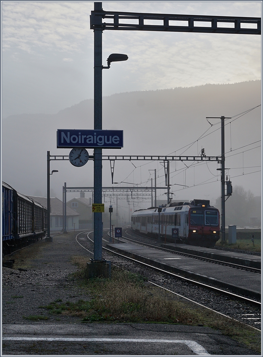 Am frühen und noch nebligen Morgen erreicht ein SBB RBDe 560 Domino als Regionalzug von Neuchâtel nach Buttes unterwegs den Halt Noiraigue. 

5. Nov. 2019