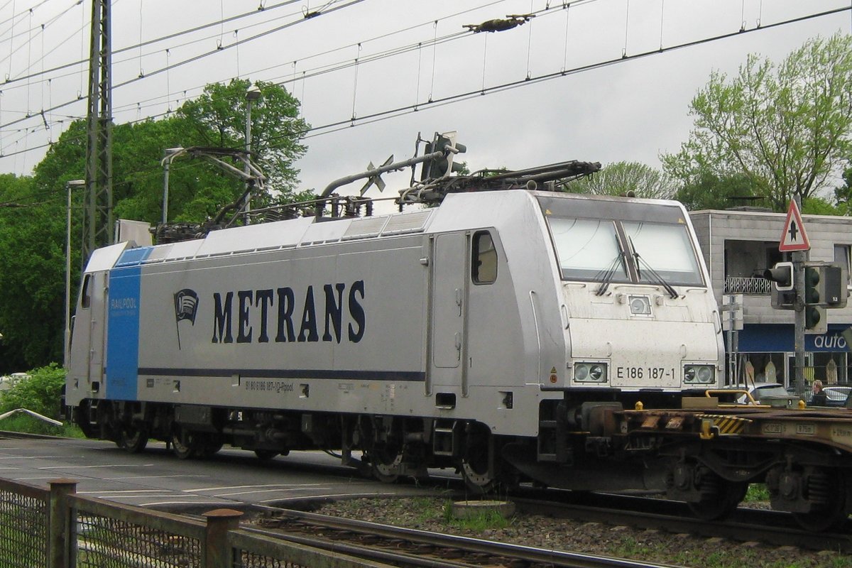 Am grauen 11 Mai 2012 verl�sst Metrans 186 187 mit der Praha-KLV Emmerich und soll innerhalb ein Viertelst�nde die Betuwe-Route auffahren.