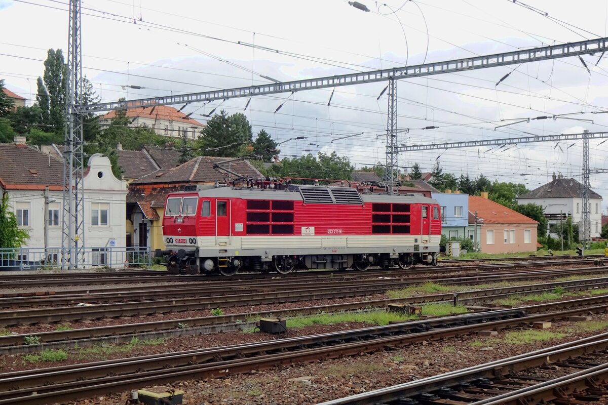 Am grauen 27 Augustus 2021 lauft ZSSK 263 011 um in Bratislava hl.st. und tragt das Blonski-Farbenschema, das inzwischen auch wieder ersetzt wird.