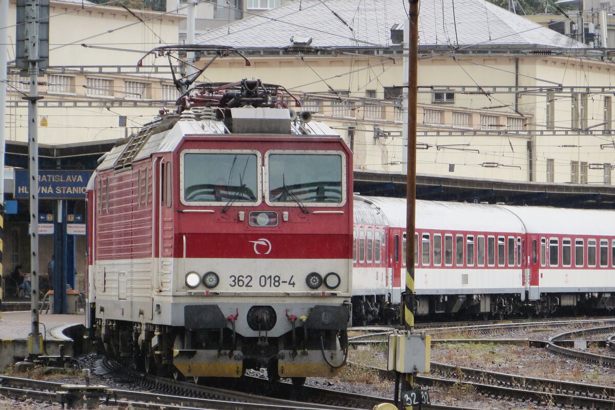 Am grauen Morgen von 25 Juni 2022 left sich 362 018 in Bratislava hl.st. in die Kurve. 