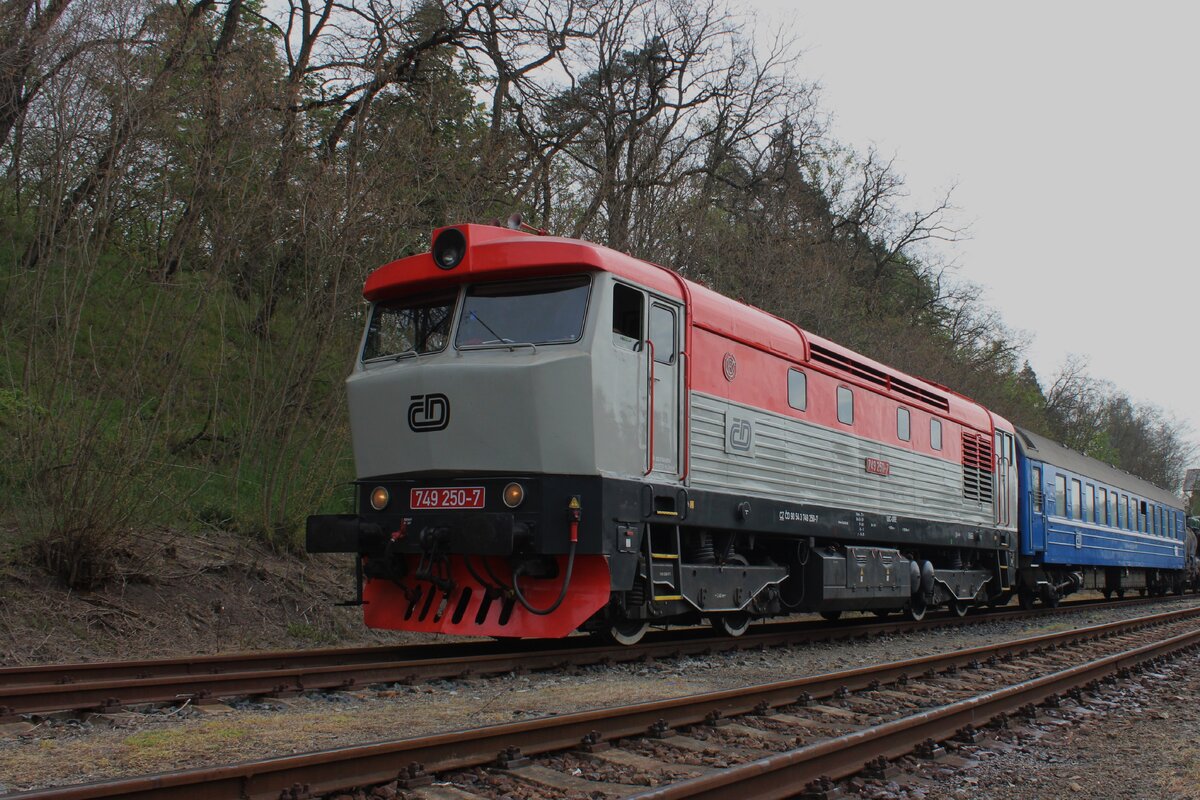 Am Morgen von 10 Mai 2024 steht 749 250 mit ex-Schlafwagen in Luzna u Rakovnika.