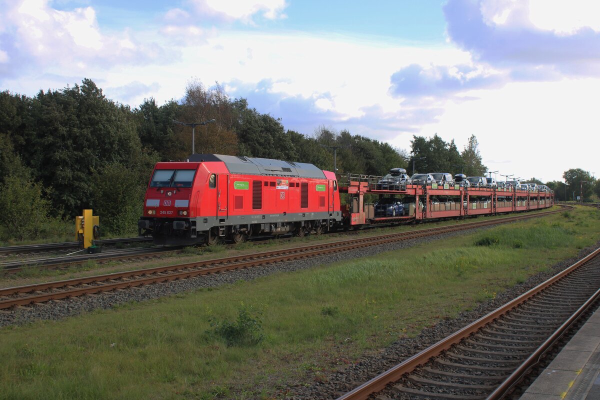 Am Nachmittag von 22 September 2025 zieht 245 027 der Sylt-Shuttle aus Niebüll nach Westerland.