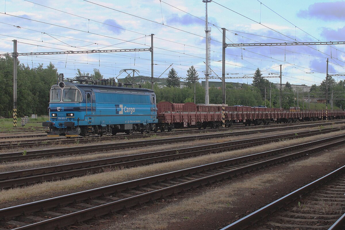 Am Nachmittag von 28 Mai 2025 steht CD Cargo 230 006 mit der taglichen Güterzug in JIhlava abfahrtbereit.
