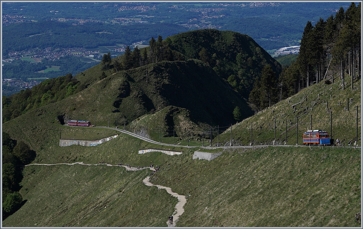Am sonnigen Sonntag den 21. Mai war der Besucherandrang so gross, dass weit mehr Züge verkehrten, als der Fahrplan versprach; das Bild zeigt zwei talwärts fahrende Bhe 4/8 auf dem Streckenabschnitt kurz nach der Gipfelstation.
21. Mai 2017