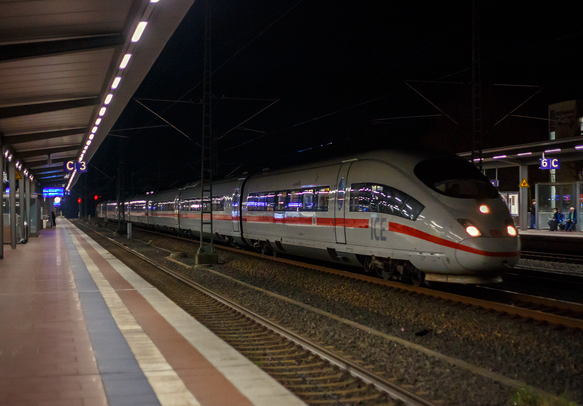 Am späten Abend um 22:00 Uhr kamen wir in Siegburg an und hatten so 45 Minuten bis unser RE 9, für das letzte Teilstück, kam. So hatte ich etwas Zeit für Nachtbilder.....
Der ICE 3 Tz 332 „Augsburg“ (BR 403) rauscht am 22.03.2021 um 22:19 Uhr, als ICE 526 (München –Dortmund) durch den Bahnhof Siegburg/Bonn in Richtung Köln. Dieser ICE hat keinen Zwischenhalt, auf der Schnellfahrstrecke, zwischen Frankfurt(M) Flughafen und Köln.