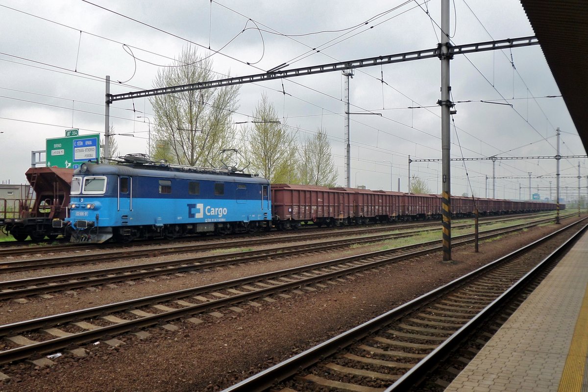 Am tr�ben 4 Mai 2016 steht 122 006 mit ein Kohlezug in Ostrava-Svinov.